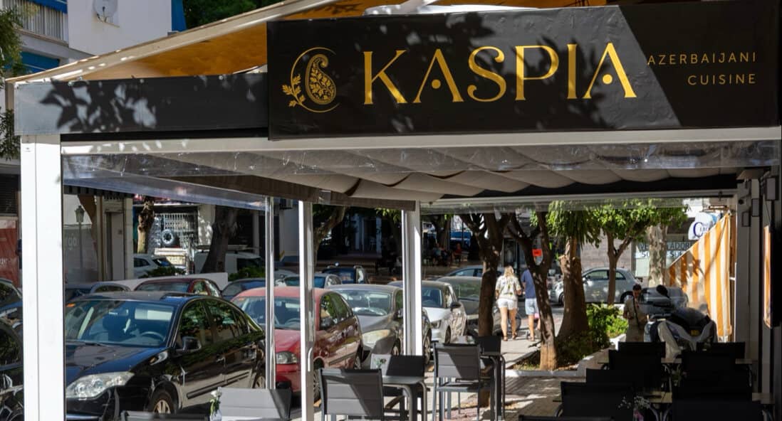 Rótulo y terraza del restaurante Kaspia en la calle Tolox