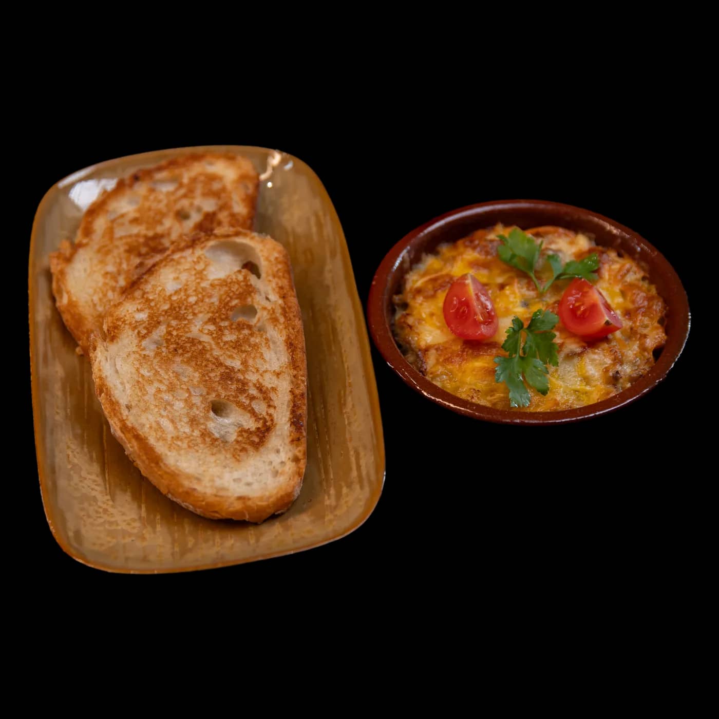 Pomidor-yumurta: tomates fritos con huevos en cazuela de barro